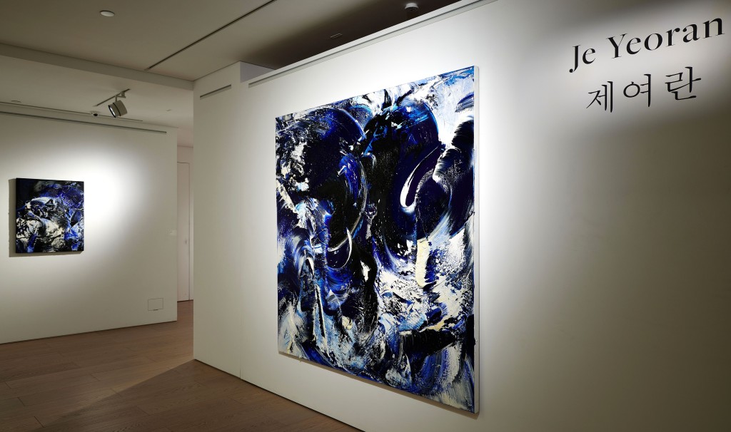 现正在香港举行个展的韩国艺术家诸如兰，展出包括《随处，无处》系列的大型作品，2024年作。