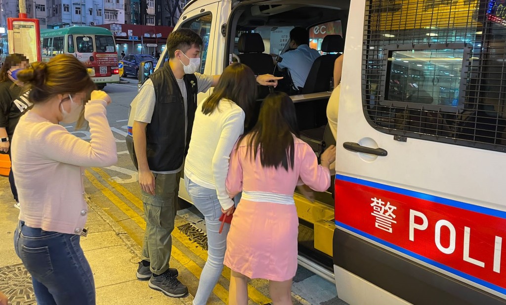 跨部门人员在九龙城进行打击黑工行动，涉案女子被带上警车。
