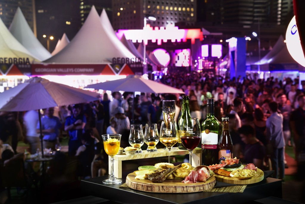 旅發局會在11月起向訪港旅客送出全新100萬份「香港夜饗樂」旅客餐飲消費劵，以鼓勵旅客夜間出外消費，體驗香港美酒佳餚。旅發局