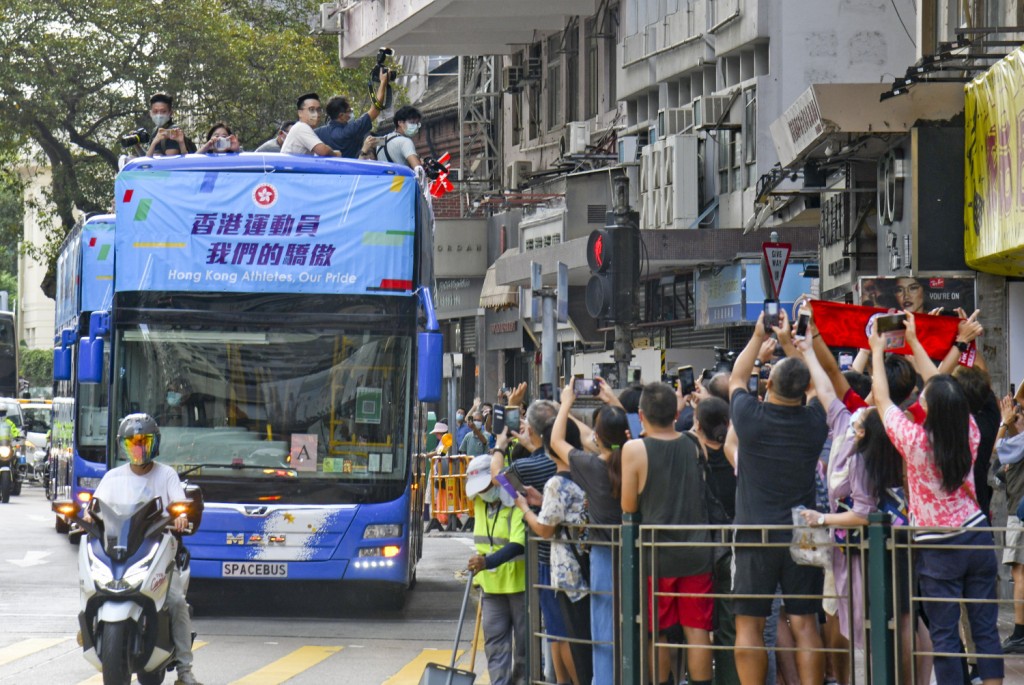 三年前东京奥运后，港府及港协暨奥委会也有举行巴士巡游。（资料图片）