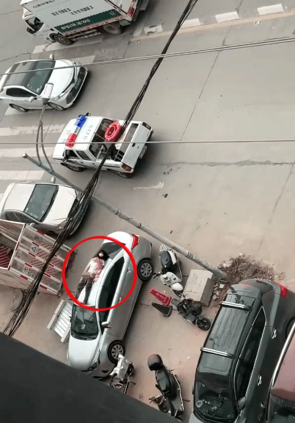 有網民拍攝到廣州一名男子，在本月11日下午，公然躺在街頭一部車頂上做不雅行為。