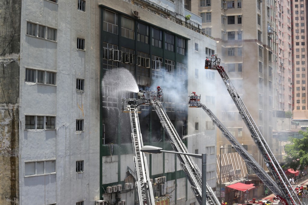 大工業村迷你倉四級大火，焚燒歷時108小時。資料圖片