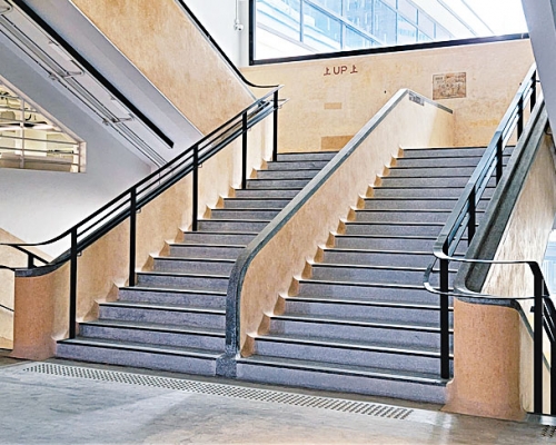 ■中環街市內的水磨石大樓梯，復修後因應建築物條例需求加上了扶手欄杆。