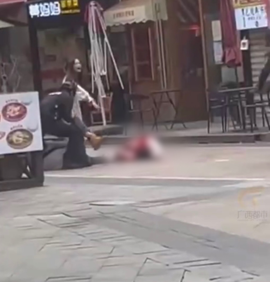 漳州男子当街砍人，伤者倒卧在血泊中，身边有女子同行。 微博