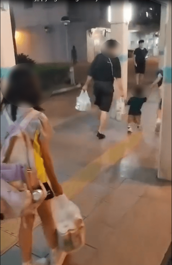 街坊見女童父親反應之大,懷疑他鬧脾氣,擔心女童回家後狀況。(Threads影片截圖) 街坊見女童父親反應之大,懷疑他鬧脾氣,擔心女童回家後狀況。(Threads影片截圖)