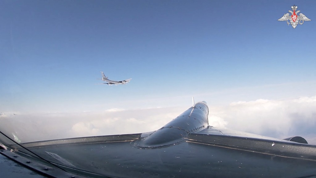 一架俄罗斯TU-95MS战略轰炸机在阿拉斯加西海岸附近的白令海水域上空飞行。路透社