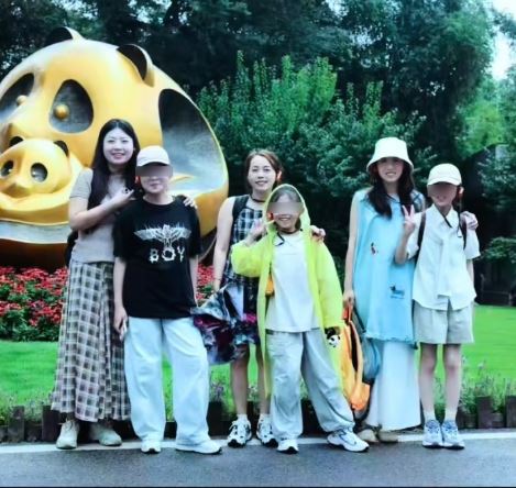汽车坠崖落水事故发生后，只找回其中2名女童遗体。微博