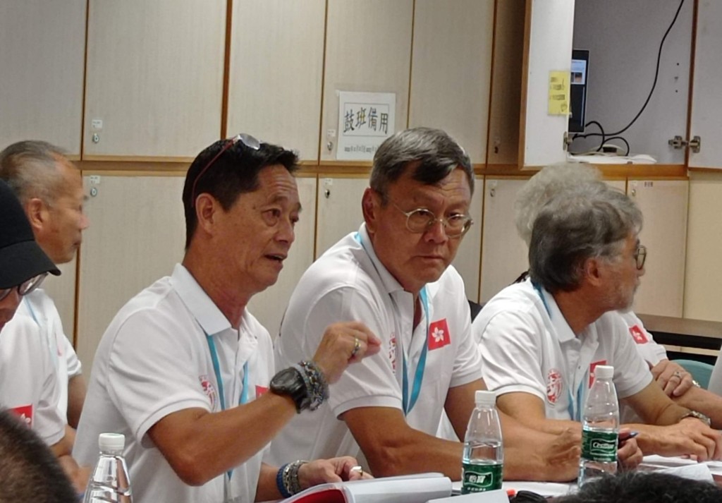 香港步行足球協會主席劉以薰(左)及副主席任煒雄(中)。 受訪者圖片