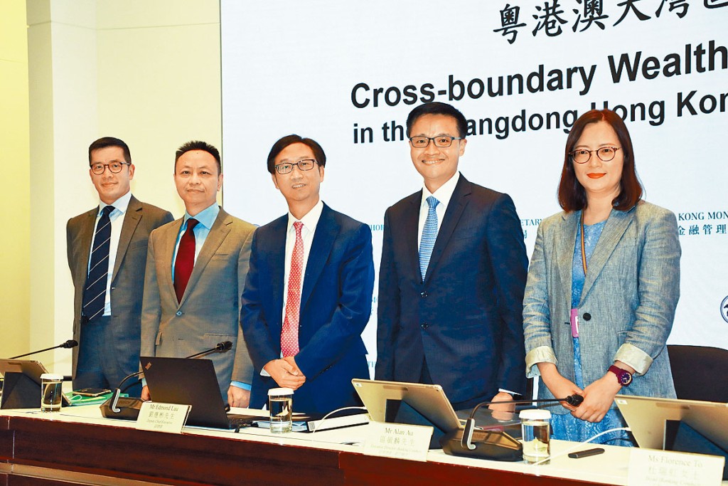 ■金管局昨舉行跨境理財通發布會,左起:高級顧問(外事)陳羿、助理總裁(外事)陳維民、副總裁劉應彬、助理總裁(銀行操守)區毓麟、主管(銀行操守)杜瑞虹。