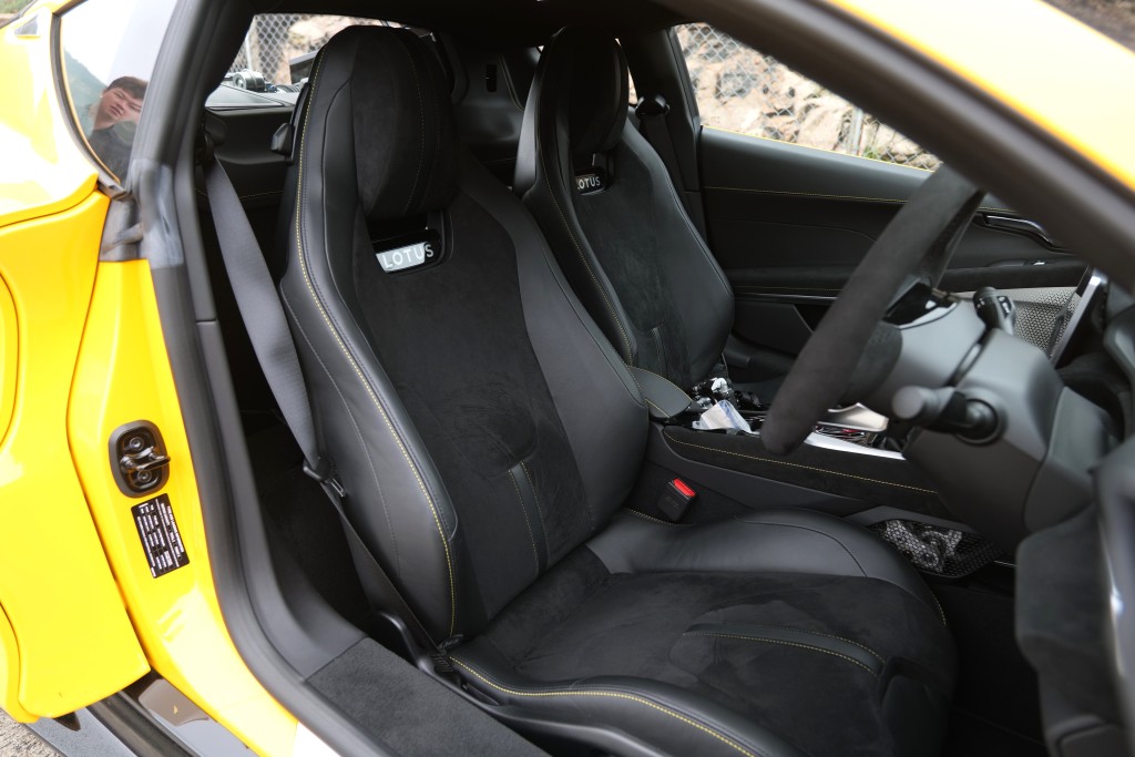 莲花Lotus Emira V6 First Edition配用12方位电控调校座椅。