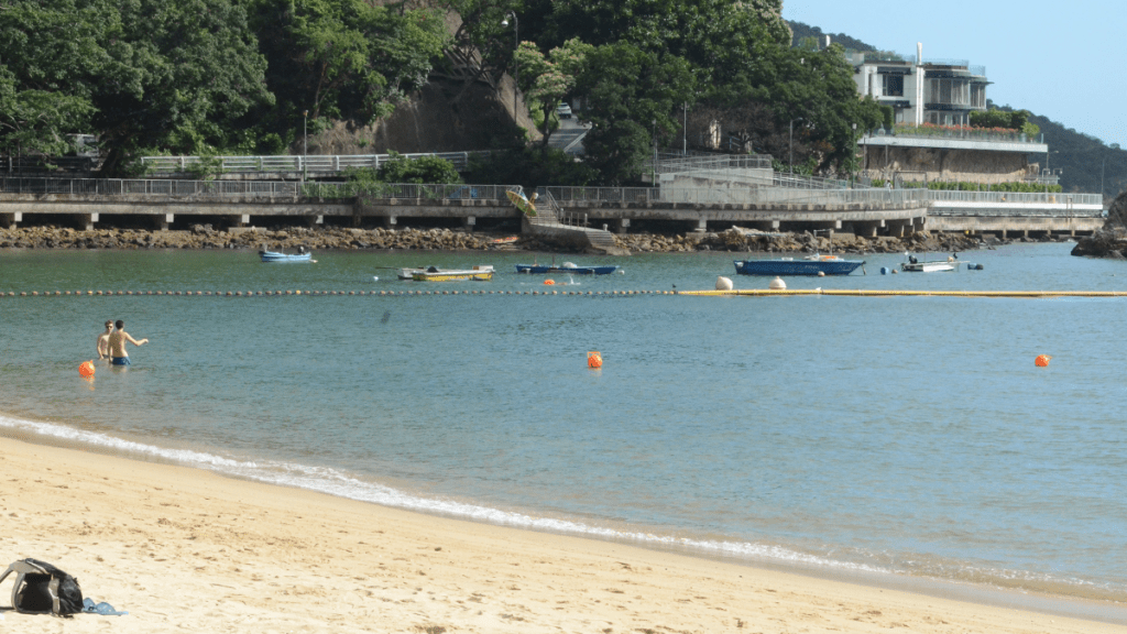 深水灣泳灘8歲男童海面玩耍時遇溺 一度昏迷不醒