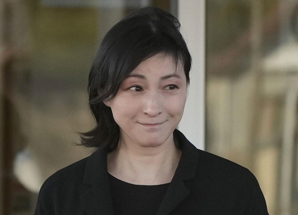 廣末涼子保釋後被傳媒拍到上車即變臉露出燦爛笑容,精神狀態引起網民討論。 廣末涼子保釋後被傳媒拍到上車即變臉露出燦爛笑容,精神狀態引起網民討論。