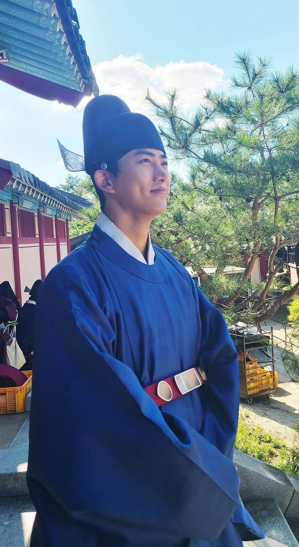 新劇中飾演羅二言本來係美食家，後來陰差陽錯做咗官。