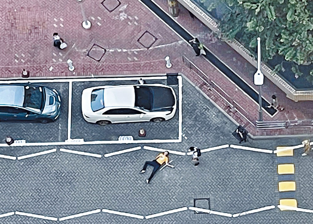 羅X成遭鐵管砸中倒地，送院後情況危殆。 