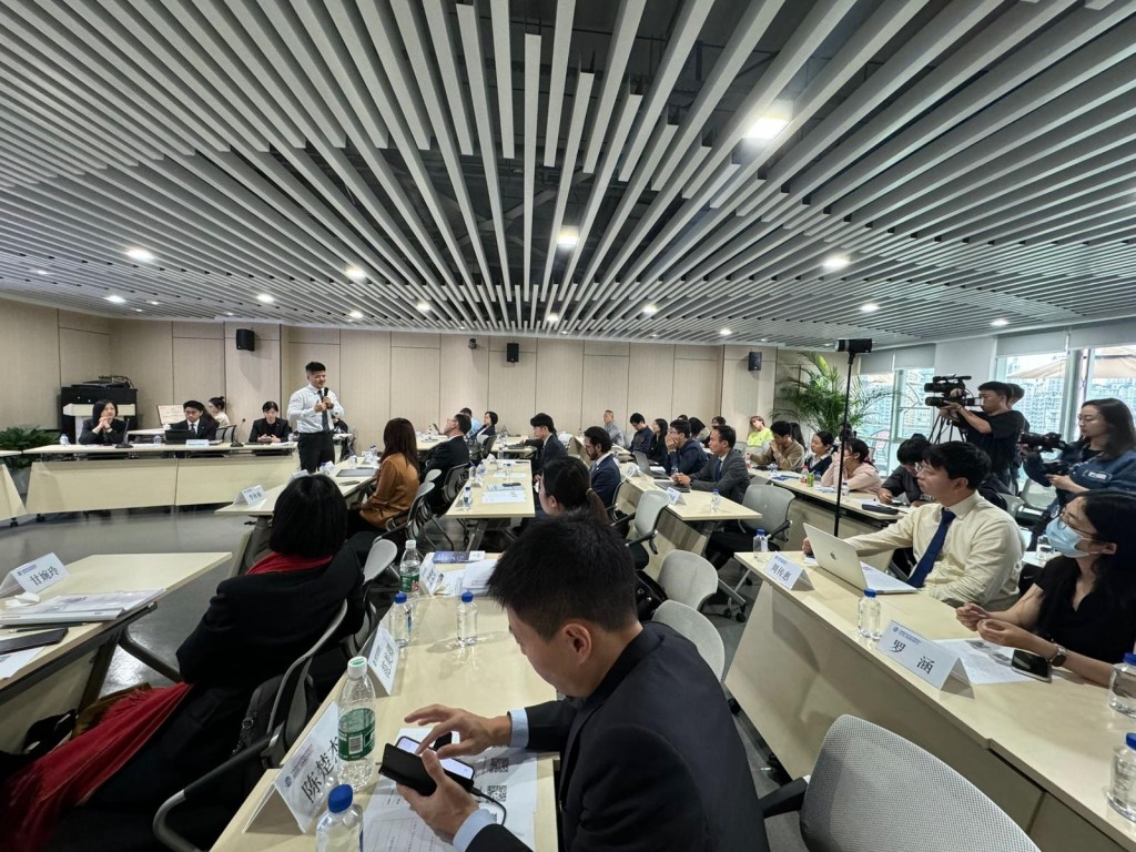 大律师公会与中国国际经济贸易仲裁委员会(仲贸)四川分会，联合进行了一场模拟国际仲裁聆讯。大律师公会提供