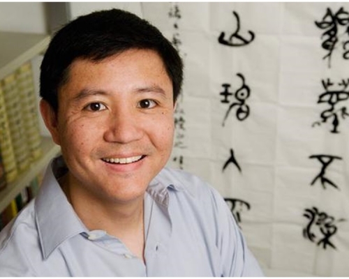 香檳伊大前華裔教授徐鋼被控性侵女生，校方涉包庇其獸行。網圖