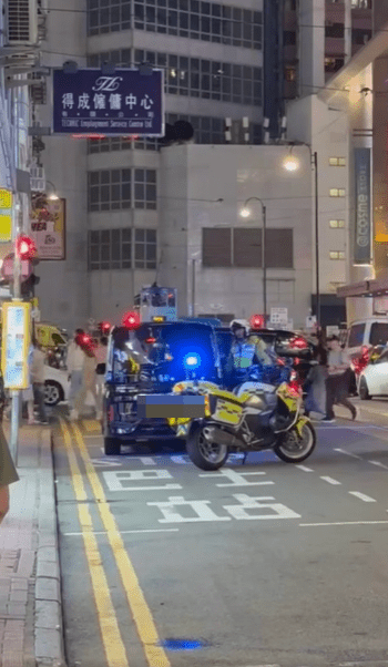 七人車未駛夠一個街口,已被一名交通警員截停。 七人車未駛夠一個街口,已被一名交通警員截停。
