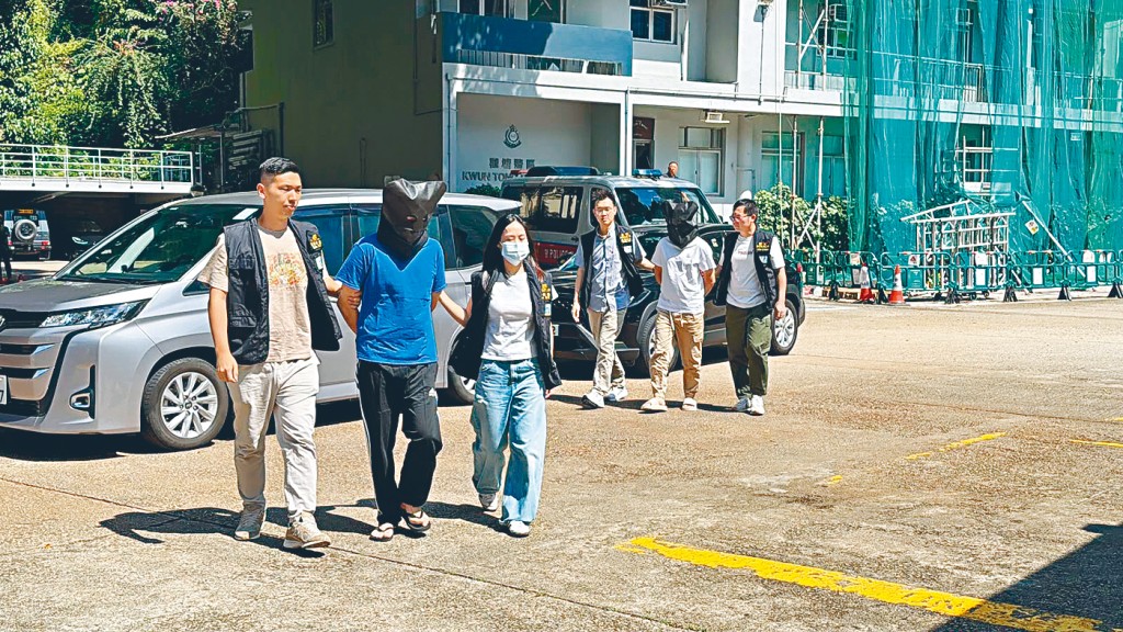 被捕兩名持雙程證內地男子被黑布蒙頭押走。