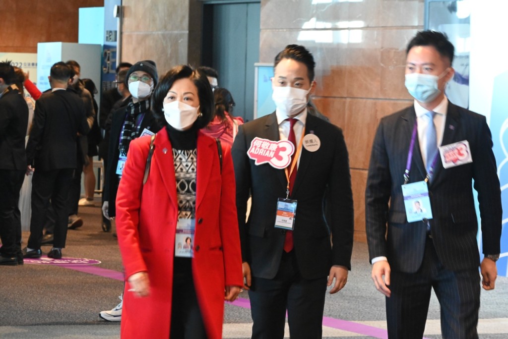 （左起）新民黨主席葉劉淑儀、候選人何敬康、立法會議員李梓敬。（梁文輝攝）