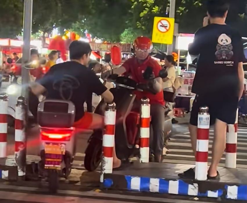 惠州外賣哥與鐵騎士鬥氣，在路中心互頂不讓4小時到天黑。網圖