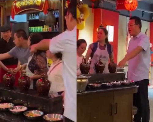 自私顾客要求打包全部免费泡菜，被劝阻后大闹火锅店。(网图)