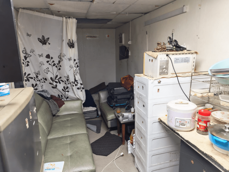 涉案非法油站有一個供兩名偷渡客休息的貨櫃屋,令油站可以24小時全天侯運作。警方圖片 涉案非法油站有一個供兩名偷渡客休息的貨櫃屋,令油站可以24小時全天侯運作。警方圖片