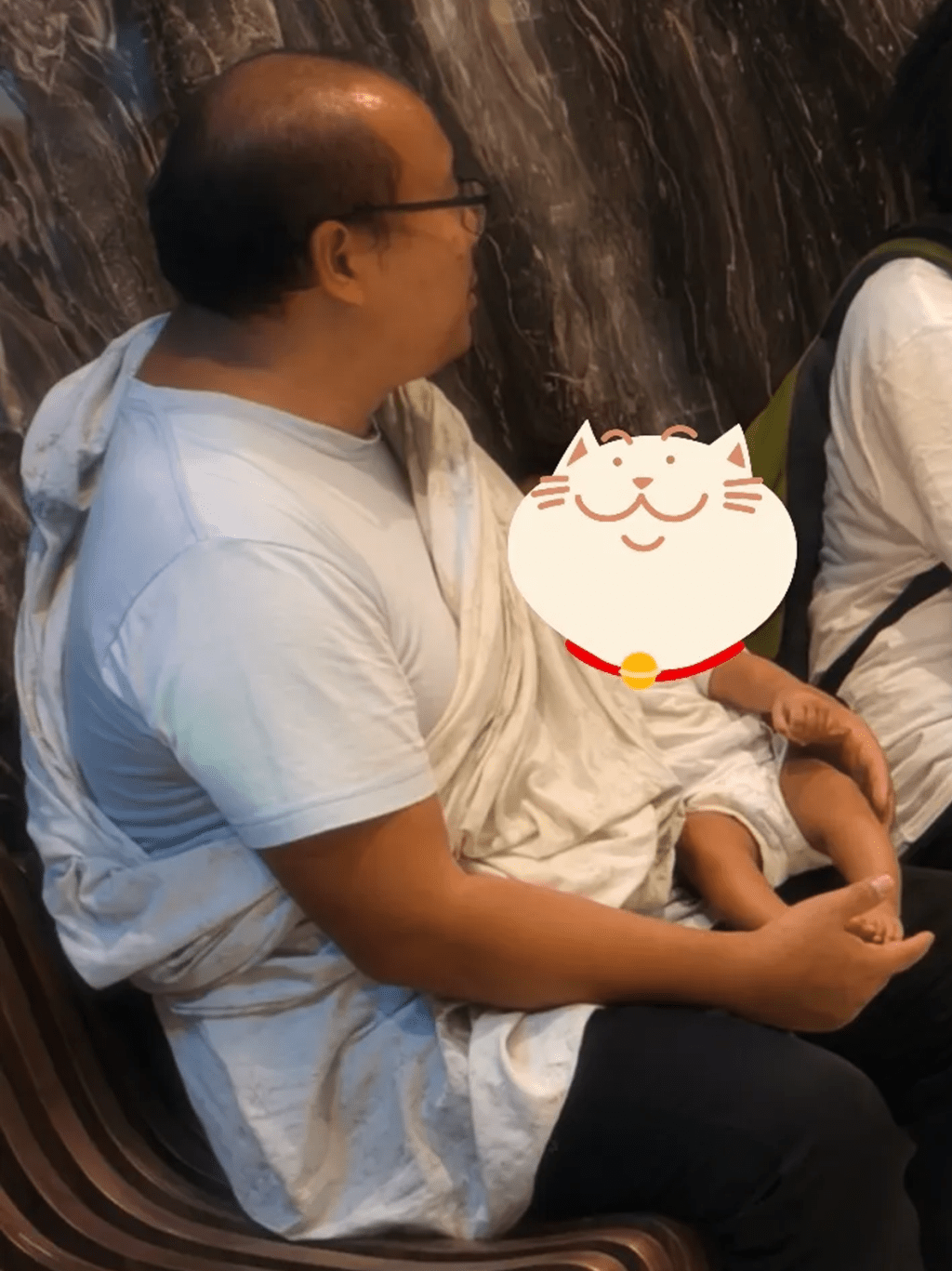 相中最令網民感到揪心的,是男方胸前僅用一塊看似床單的單薄布料充當嬰兒孭帶,將幼子Danny掛在身前。(相片來源:kaic_sweetie@Threads) 相中最令網民感到揪心的,是男方胸前僅用一塊看似床單的單薄布料充當嬰兒孭帶,將幼子Danny掛在身前。(相片來源:kaic_sweetie@Threads)
