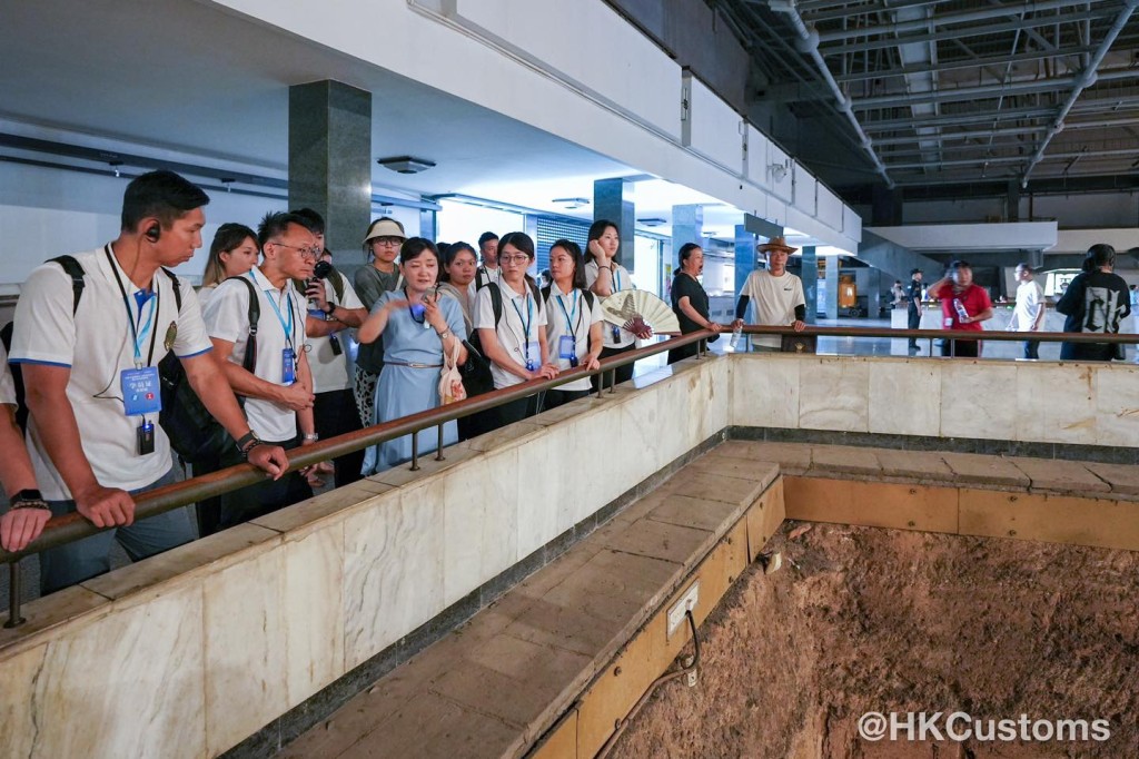 学员参观陕西考古博物馆。香港海关fb