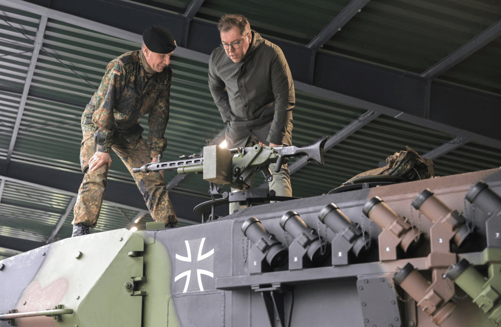 2 月 20 日，在德国明斯特的德国联邦国防军基地，乌克兰驻德国大使 Oleksii Makeiev 在参观训练场时站在一辆豹式坦克上，乌克兰士兵正在那里接受豹式坦克的训练。路透社
