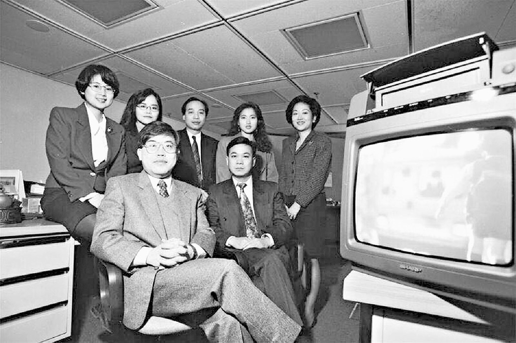 1993年10月，香港有线电视正式启播，提供八个频道，包括全港第一个廿四小时播映的广东话新闻频道