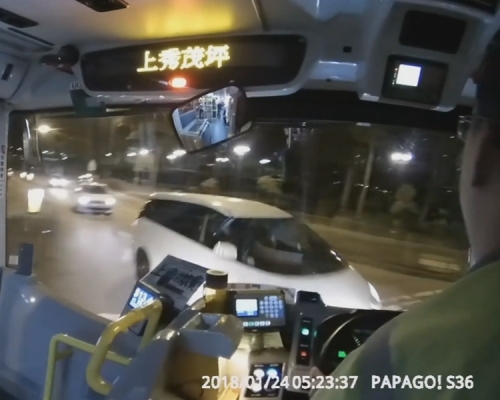 七人車在讓線沒有停下。片段截圖/小心駕駛群組