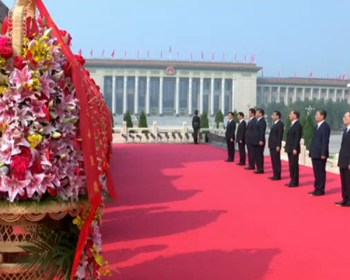 习近平率领导层向英雄纪念碑献花。（电视截图）
