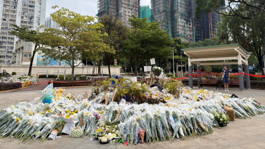 大埔宏福苑五級火｜悼念處關閉在即 警：經商討協調現場人士同意自行離場