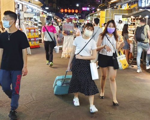 台灣新增312宗本地確診。AP