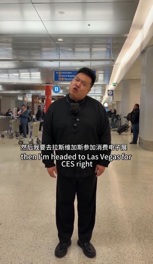 重庆网红Ryan Chen抵达洛杉矶，以Trump式英语与粉丝互动。