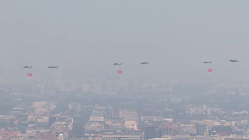 空中受閱部隊陸續起飛前往天安門廣場。央視截圖
