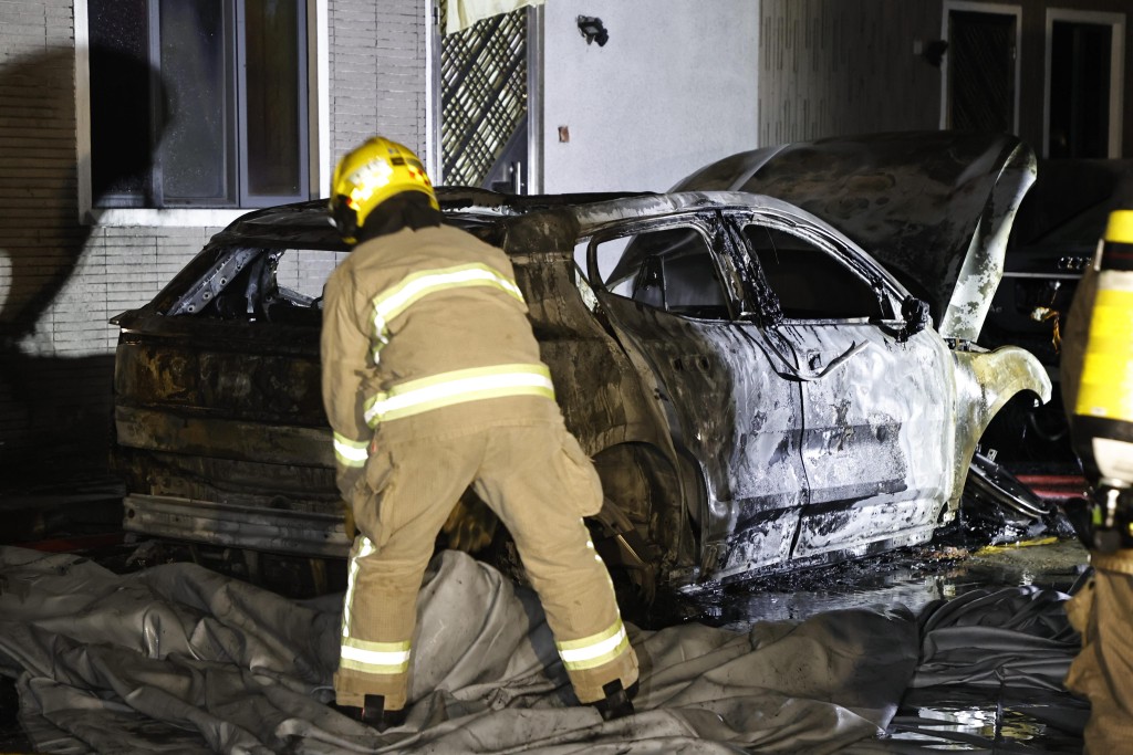 電動車嚴重焚毀。