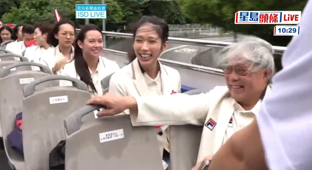 運動員一行人登上開篷巴士不久後，隨即遇上風雨。