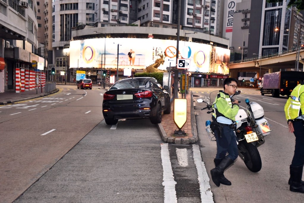 寶馬房車疑失控剷上路旁石壆。