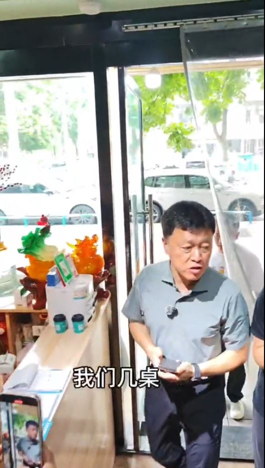 高洪波帶頭消費請食飯。抖音
