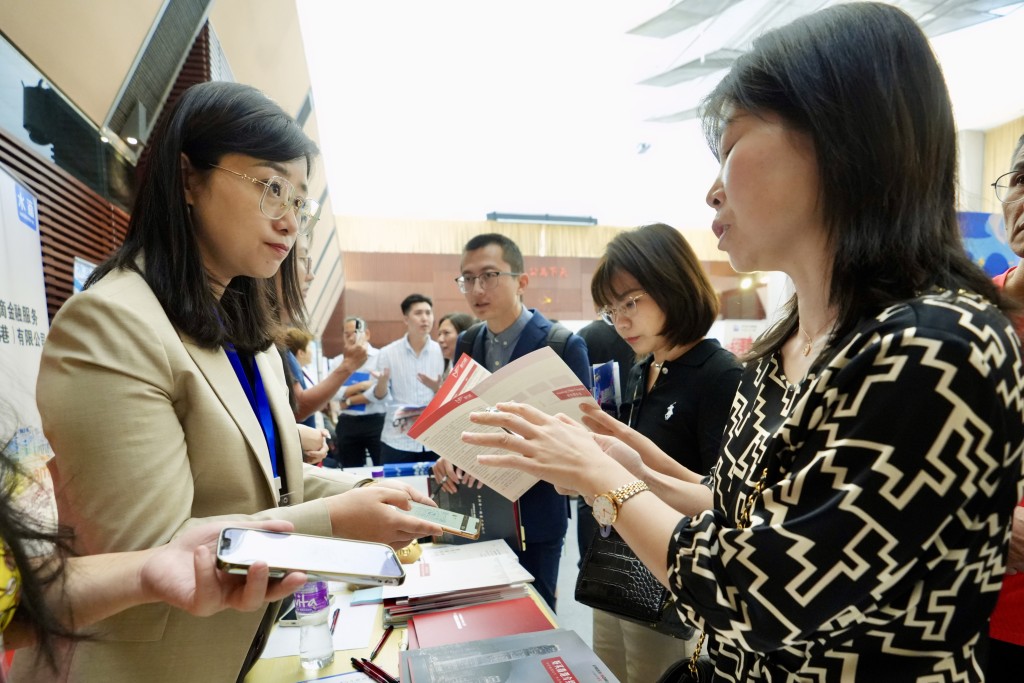 梁振英認為，對香港人和內地人才負責，香港要客觀、認真和科學地面對這些問題，避免重蹈「雙非嬰」時期的不確定性。