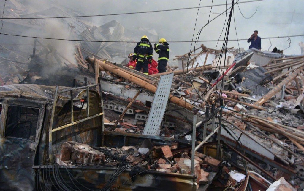 浙江槽罐車在高速公路爆炸波及多棟建築。網上圖片
