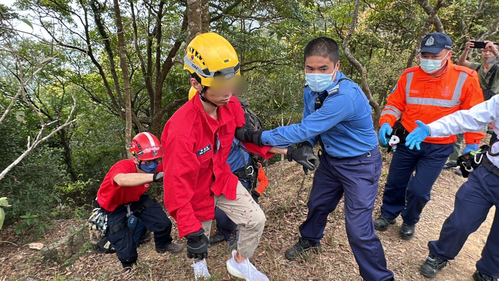 民安队人员给林男穿上制服、头盔及手套。刘汉权摄