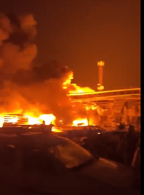 社交媒体流传的影片显示，一座一层高建筑物冒出火焰及大量浓烟。twitter
