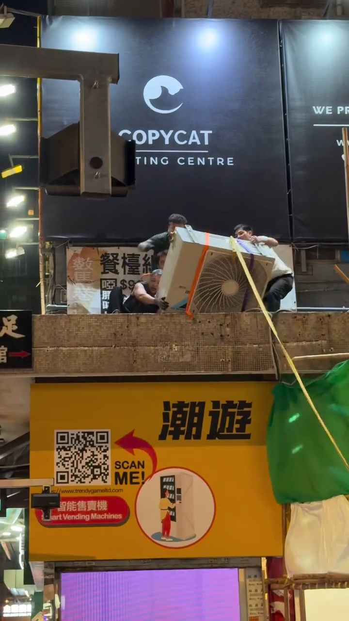 平台上的工人更上氣不接下氣,非常牙煙。 平台上的工人更上氣不接下氣,非常牙煙。