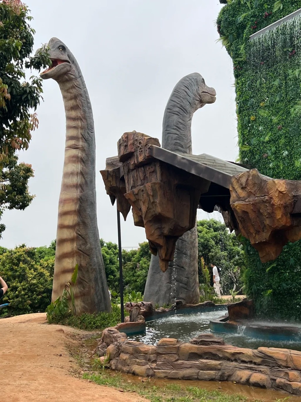 K33探索農場 尋訪《侏羅紀》恐龍+1:1長頸鹿