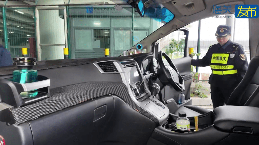 海关人员在检查粤港两地牌私家车。