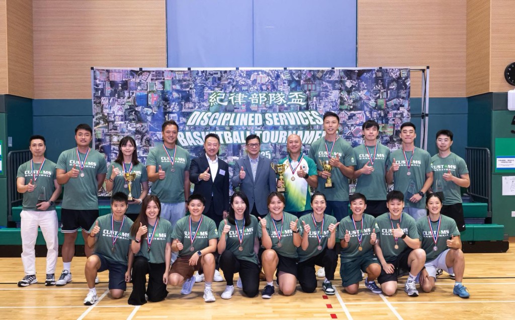 保安局局長鄧炳強獲邀擔任比賽頒獎嘉賓，海關關長陳子達亦親身到場支持海關籃球隊。