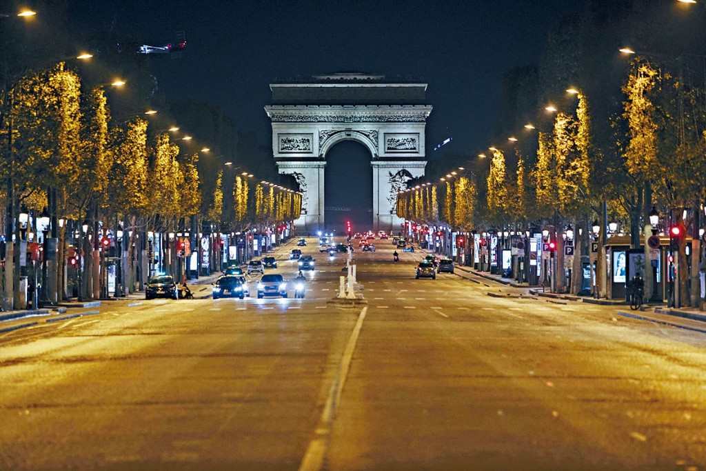 ■巴黎周六起宵禁，凌晨時分香榭麗舍大道冷冷清清。