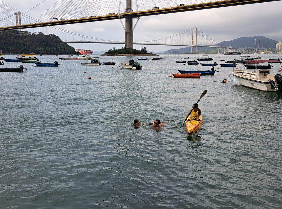 救生员闻讯即以救生独木舟及游泳到达拯救老妇。香港政府拯溺员总工会提供